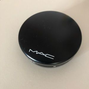 Mac Mineralize skin finish in medium golden shade